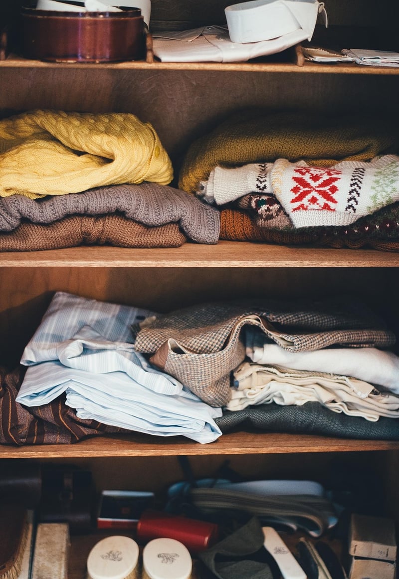 Wie organisiert man den Kleiderschrank effektiv und platzsparend?